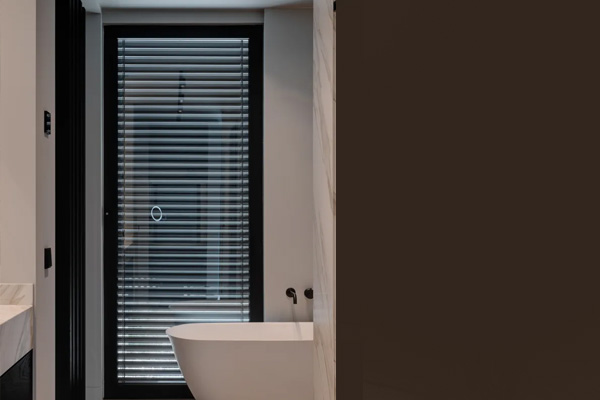 Detailafwerking van buitenjaloezieën