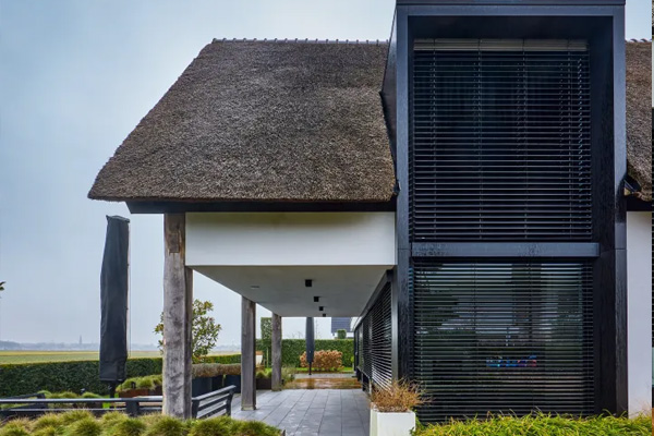 Buitenjaloezieën bij landelijke woning