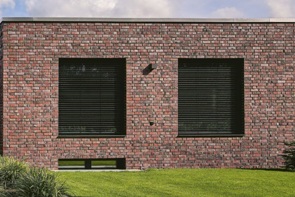 Zwarte buitenjaloezieën bij moderne woning