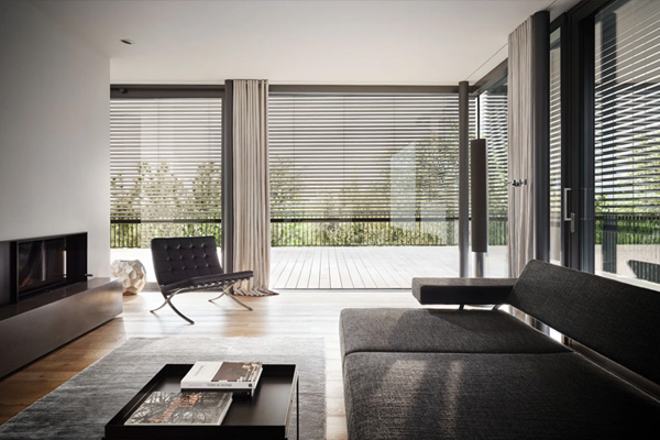Moderne woonkamer met buitenjaloezieën
