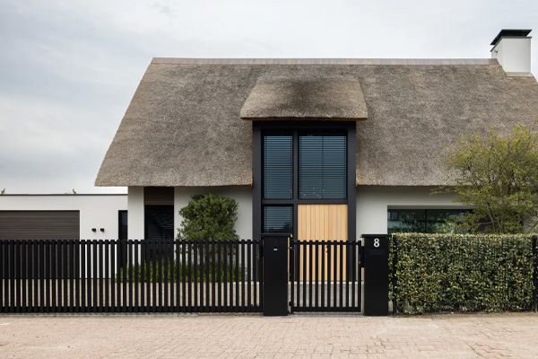 Moderne woning met buitenjaloezieën van VABO