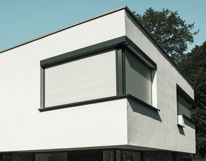 Witte rolluiken bij nieuwbouwwoning